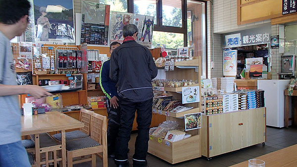 更にパンを買って食べていました